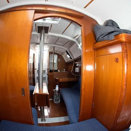 Úszó hotel Birdy Oceanis 331