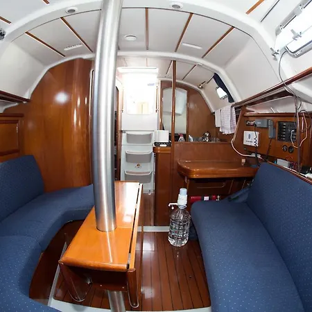 Botel Birdy Oceanis 331 Varna